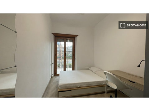 Quarto para alugar em apartamento com 3 quartos em Roma - Aluguel
