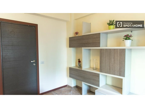 Camera in affitto in appartamento con 3 camere da letto a… - In Affitto