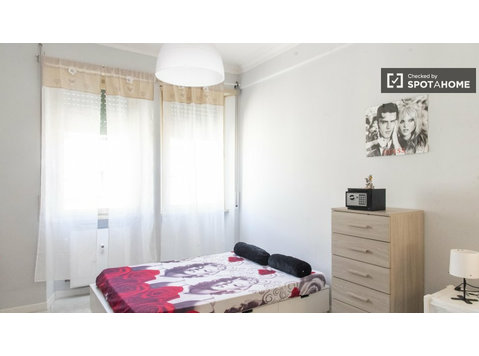 Camera in affitto in appartamento con 3 camere da letto a… - In Affitto