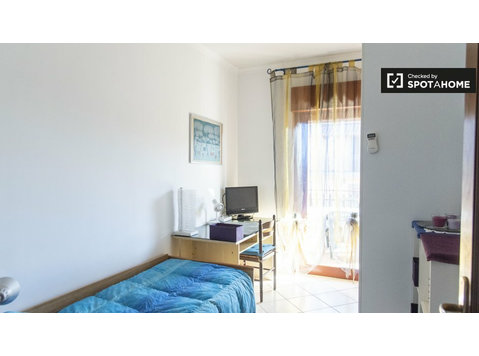 Chambre à louer dans appartement avec 3 chambres à Rome - À louer
