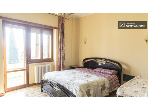 Camera in affitto in appartamento con 3 camere da letto a… - In Affitto