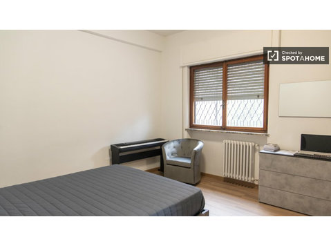 Camera in affitto in appartamento con 3 camere da letto a… - In Affitto