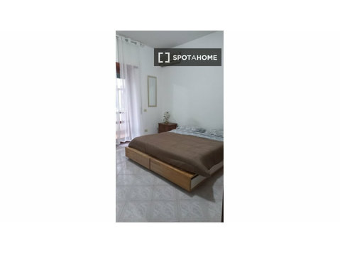 Zimmer zu vermieten in Wohnung mit 3 Schlafzimmern in Rom,… - Zu Vermieten