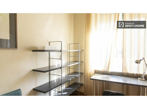 Room for rent in apartment with 3 bedrooms in Trieste, Rome - De inchiriat