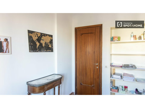 Se alquila habitación en piso de 3 habitaciones en Trieste,… - Alquiler