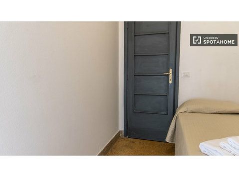 Pigneto, Roma'da 4 yatak odalı dairede kiralık oda - Kiralık