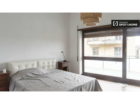 Chambre à louer dans un appartement avec 4 chambres à Rome - À louer