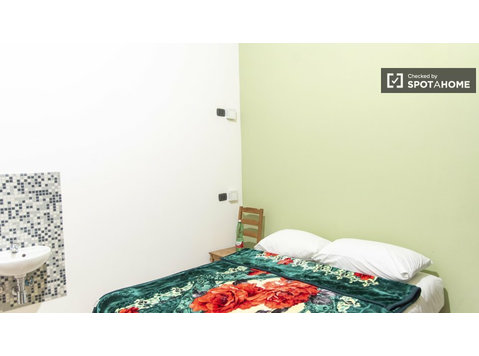 Se alquila habitación en piso de 4 habitaciones en Roma - Alquiler
