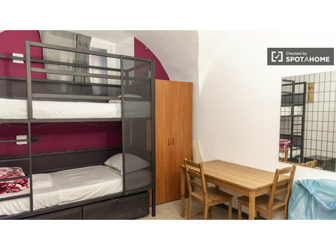 Room for rent in apartment with 4 bedrooms in Rome - De inchiriat
