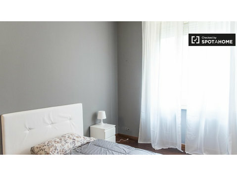 Pokój do wynajęcia w apartamencie z 4 sypialniami w Rzymie - Do wynajęcia