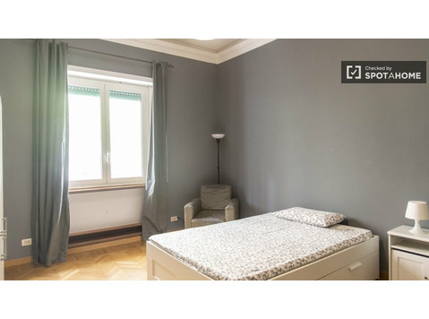 Se alquila habitación en piso de 4 habitaciones en Roma - Alquiler