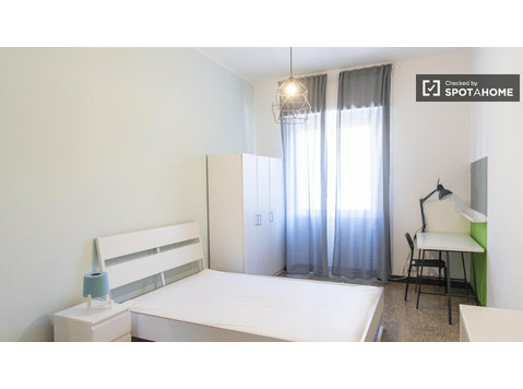 Room for rent in apartment with 4 bedrooms in Rome - За издавање