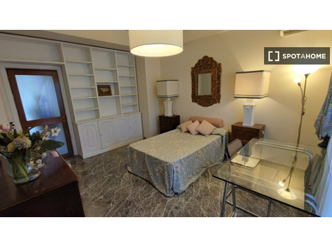 Roma'da 4 yatak odalı daire kiralık oda - Kiralık