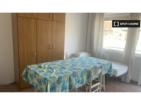 Zimmer zu vermieten in Wohnung mit 4 Schlafzimmern in Rom - Zu Vermieten