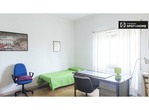 Zimmer zu vermieten in Wohnung mit 4 Schlafzimmern in Rom - Zu Vermieten