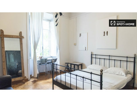 Room for rent in apartment with 4 bedrooms in Rome - For Rent