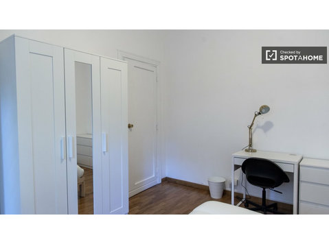 Room for rent in apartment with 4 bedrooms in Rome, Rome - De inchiriat