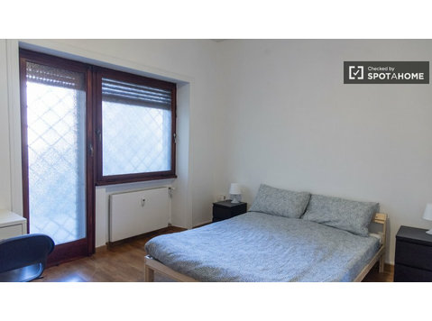 Room for rent in apartment with 4 bedrooms in Rome, Rome - الإيجار