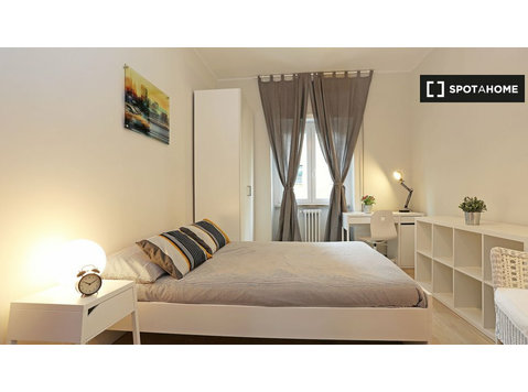 Trieste, Roma'da 4 yatak odalı dairede kiralık oda - Kiralık
