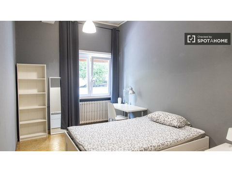 Chambre à louer dans appartement avec 4 chambres à Trieste,… - À louer