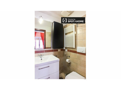 Zimmer zu vermieten in Wohnung mit 4 Zimmern in Tuscolano,… - Zu Vermieten