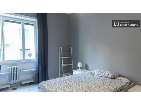 Habitación en alquiler en apartamento de 5 habitaciones en… - Alquiler