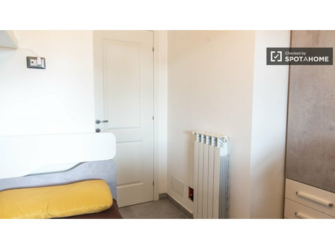 Chambre à louer dans un appartement avec 5 chambres à Rome - À louer