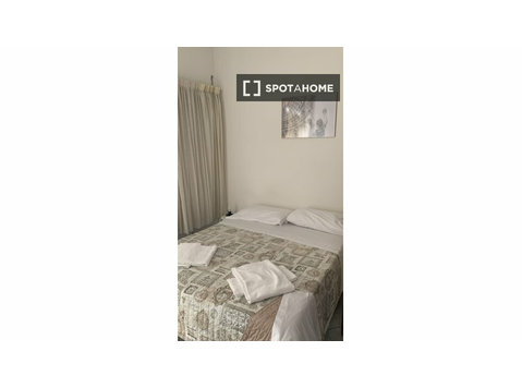 Pokój do wynajęcia w mieszkaniu z 5 sypialniami w Rzymie - Do wynajęcia