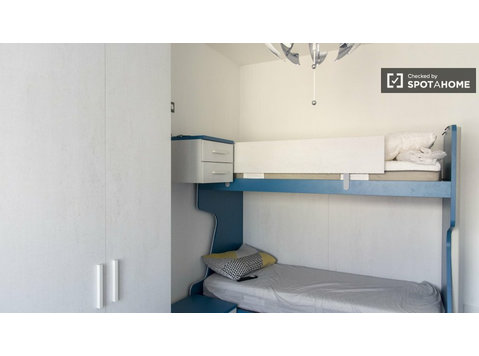 Chambre à louer dans un appartement avec 5 chambres à Rome - À louer