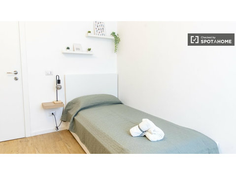 Room for rent in apartment with 5 bedrooms in Rome - De inchiriat