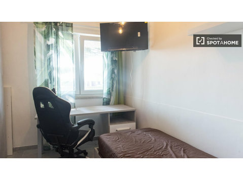 Stanza in affitto in appartamento con 5 camere da letto a… - In Affitto