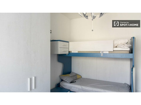 Stanza in affitto in appartamento con 5 camere da letto a… - In Affitto