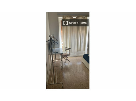 Room for rent in apartment with 5 bedrooms in Rome - Annan üürile