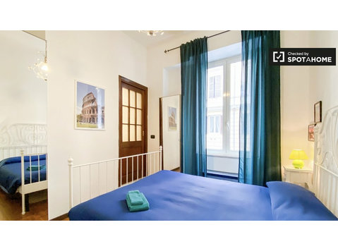 Zimmer zu vermieten in Wohnung mit 6 Schlafzimmern, Centro… - Zu Vermieten