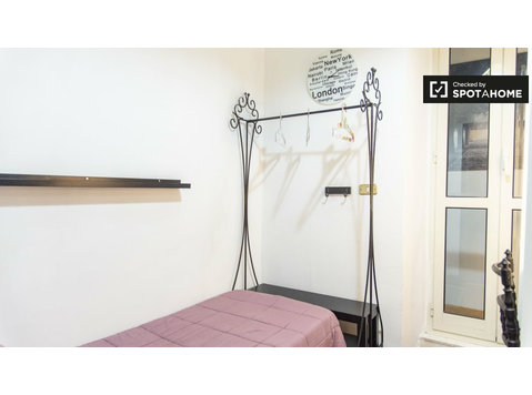 Zimmer zu vermieten in Wohnung mit 6 Schlafzimmern, Centro… - Zu Vermieten