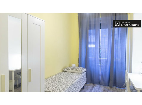 Room for rent in apartment with 6 bedrooms in Rome - Ενοικίαση