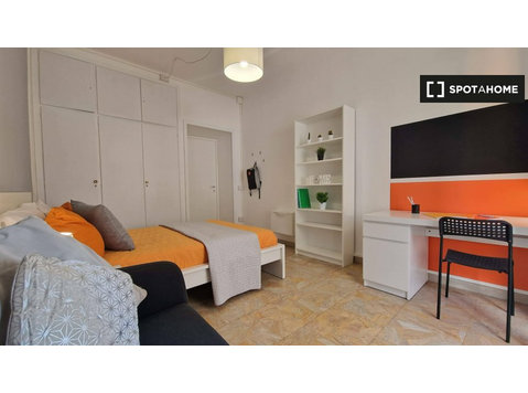 Zimmer zu vermieten in Wohnung mit 6 Schlafzimmern in Rom - Zu Vermieten