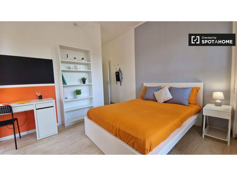 Room for rent in apartment with 6 bedrooms in Rome - De inchiriat