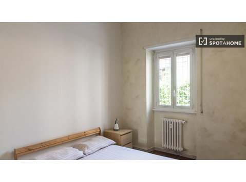 Chambre à louer dans un appartement avec 6 chambres à Rome - À louer