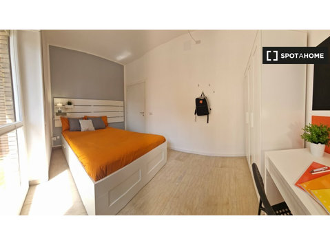 Zimmer zu vermieten in Wohnung mit 6 Schlafzimmern in Rom - Zu Vermieten