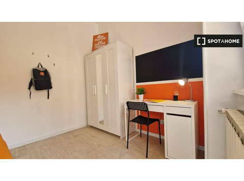 Room for rent in apartment with 6 bedrooms in Rome - 임대