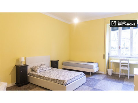 Se alquila habitación en piso de 6 habitaciones en Roma - Alquiler