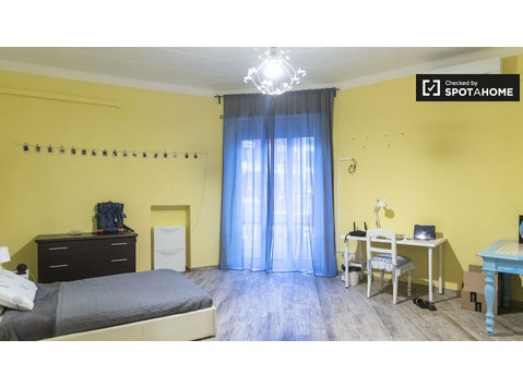 Aluga-se quarto em apartamento com 6 quartos em Roma - Aluguel