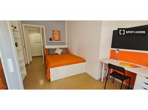 Room for rent in apartment with 6 bedrooms in Rome - Annan üürile