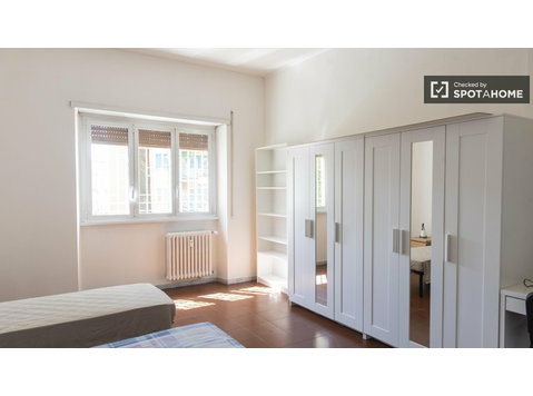 Chambre à louer dans un appartement avec 6 chambres à Rome - À louer