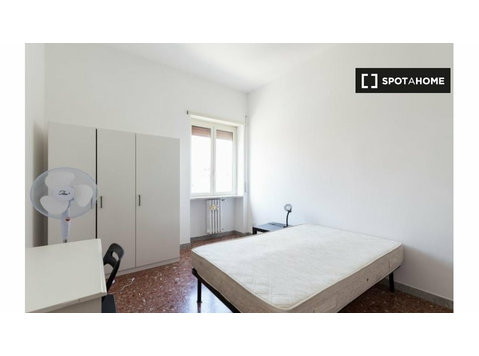 Room for rent in apartment with 6 rooms in Ostiense, Rome - Cho thuê