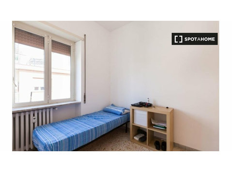 Room for rent in apartment with 6 rooms in Ostiense, Rome - Аренда
