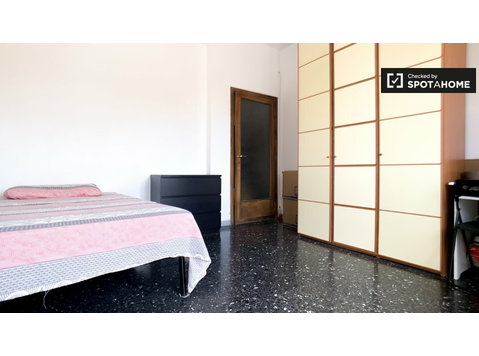 Pokój do wynajęcia w mieszkaniu z 6 pokojami w Ostiense w… - Do wynajęcia
