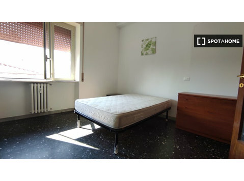 Room for rent in apartment with 6 rooms in Ostiense, Rome - Annan üürile