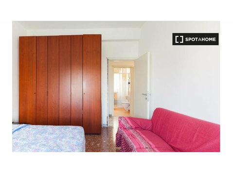 Ostiense, Roma'da 6 odalı dairede kiralık oda - Kiralık